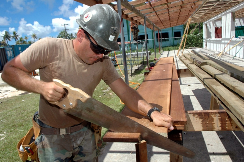 charpentier-SOSPEL-min_worker_construction_building_carpenter_male_job_build_helmet-893290